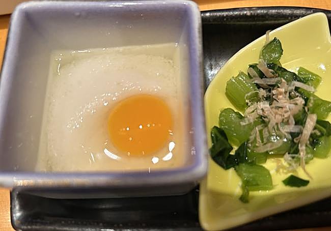 Complemento de huevo frito y ensalada en el restorán Sushi