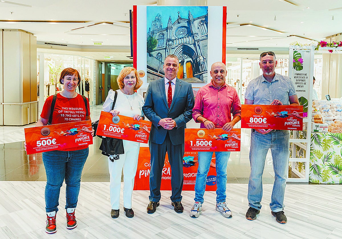 Francisco Ramírez, gerente del Centro Comercial Las Arenas, junto a los ganadores de la edición 'XXV Concurso de Pintura Canaria'