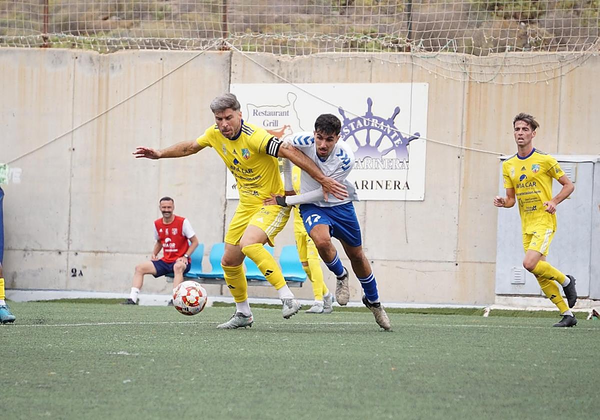 Stephane y Andrés Rivero pugnan por un balón en el Juan Guedes.