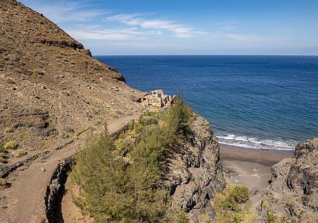 El antiguo almacén de Guguy se localiza cerca de la playa.