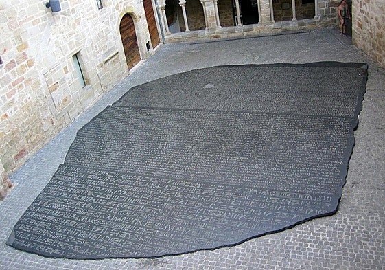 Copia gigante de la piedra de rosetta creada por Joseph Kosuth en figeac, Francia, lugar de nacimiento de jean-françois champollion.
