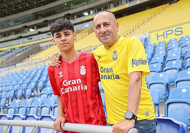 José Gil y su hijo Santiago, fotografiados en el Gran Canaria.