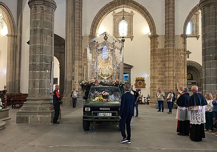 La patrona durante su recorrido hacia la catedral.