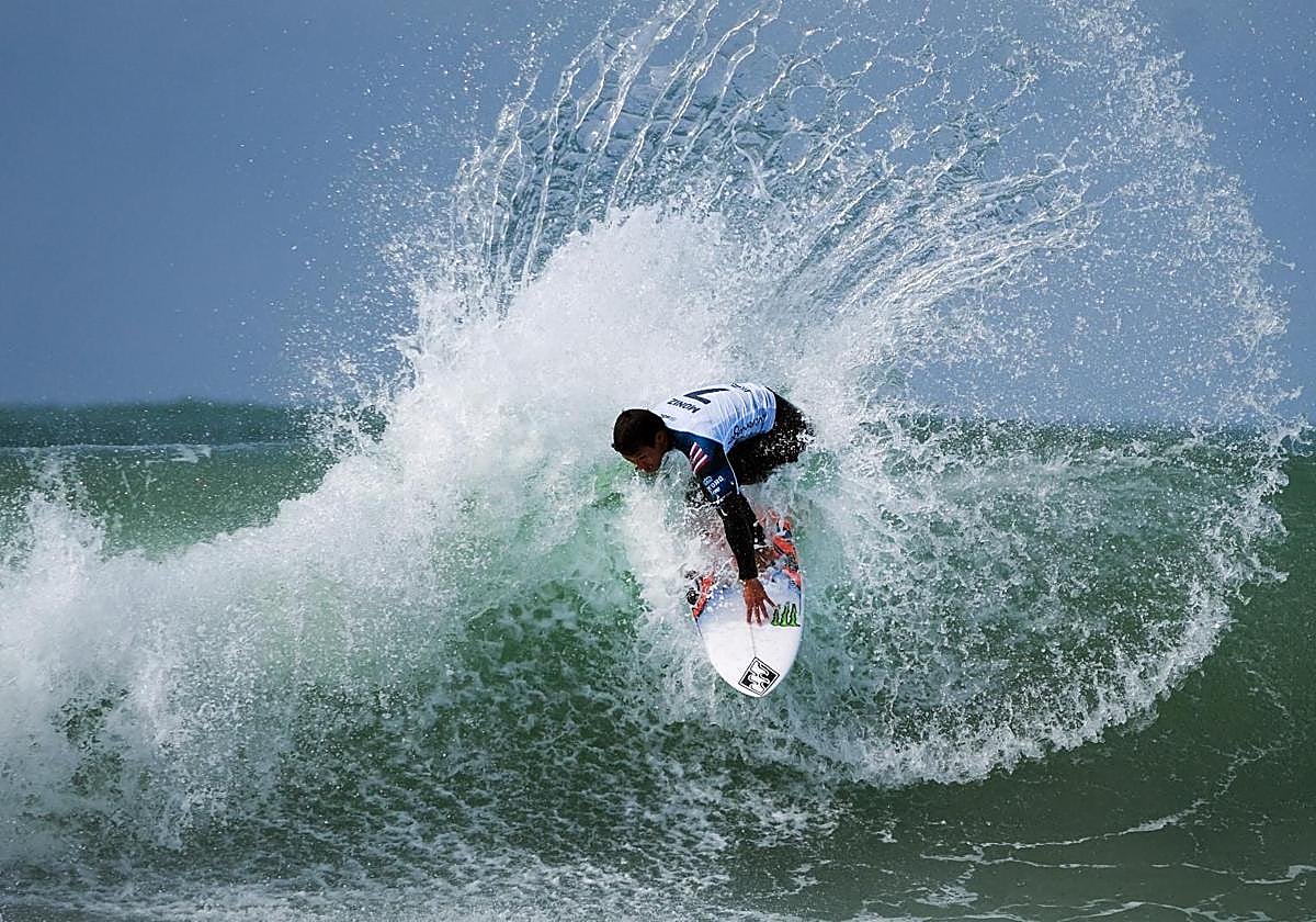 Un surfista atacando una ola.