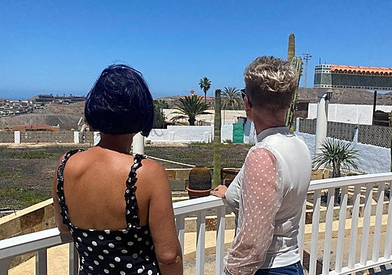 Cristina Sánchez y Katja Wilke, mirando a la casa, al fondo, donde está el centro de menores.