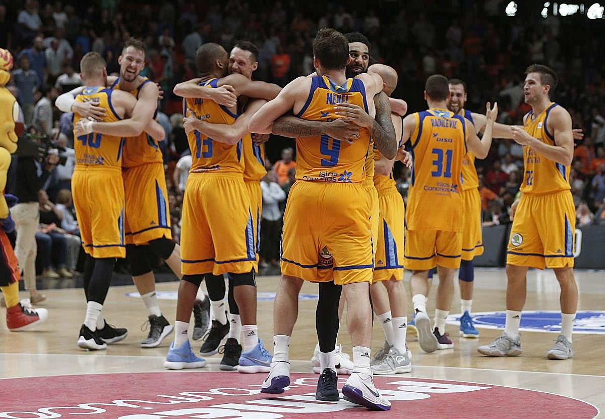 Los jugadores del Granca celebran la clasificación para las semifinales en la Fonteta en 2018.