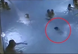 Un niño ahogándose en una piscina llena de gente (síndrome del «ahogado invisible).