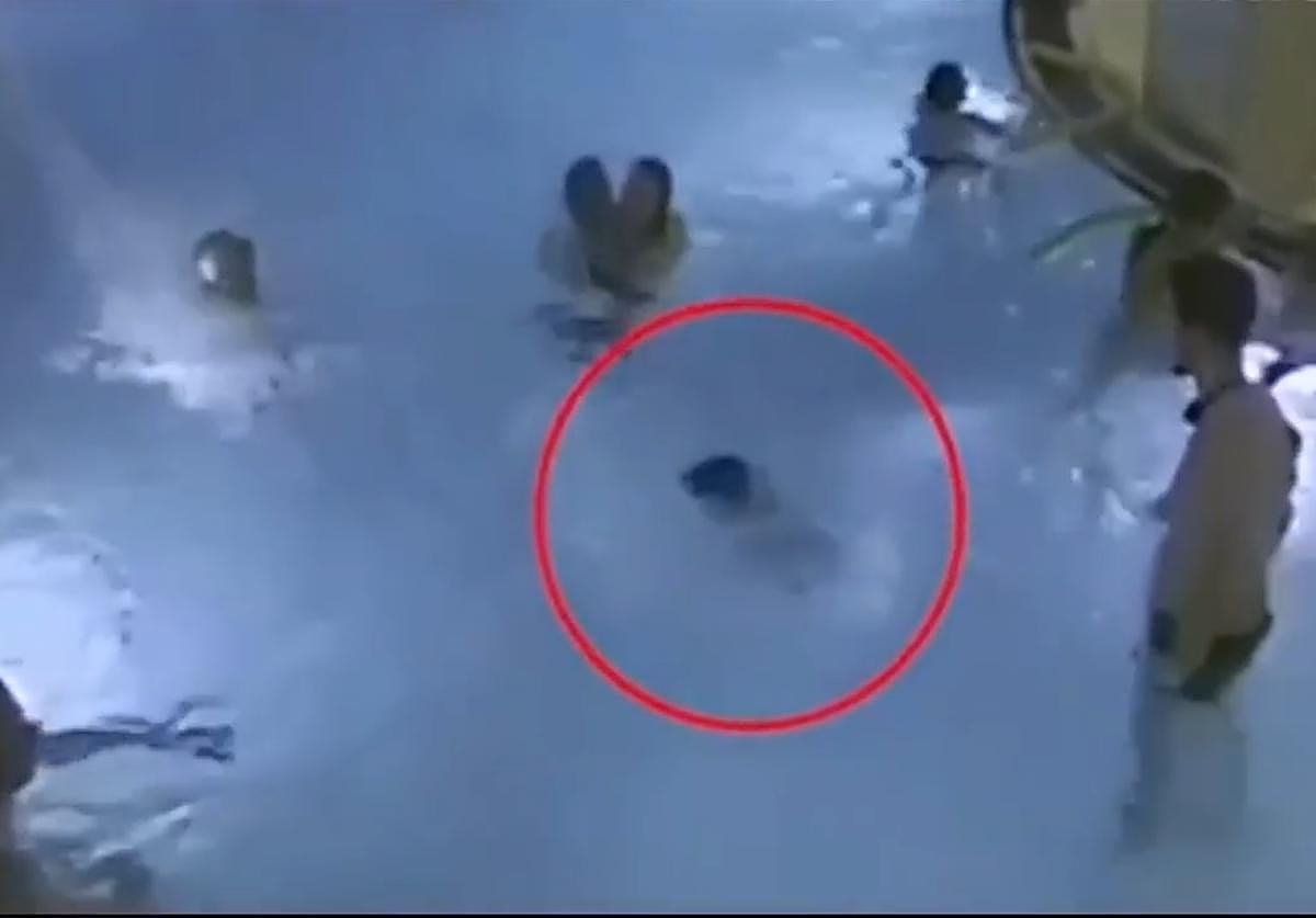 Un niño ahogándose en una piscina llena de gente (síndrome del «ahogado invisible).