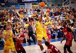 El escolta norteamericano del Gran Canaria, Caleb Homesley, anota con facilidad en el compromiso liguero contra el UCAM Murcia.