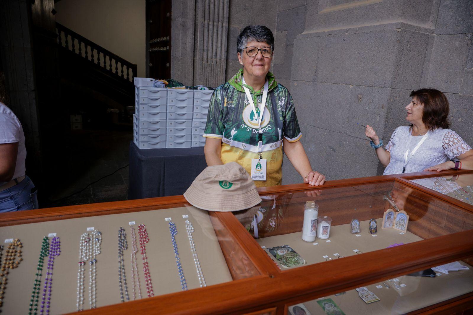 Los fieles acompañan a la Virgen del Pino en la catedral