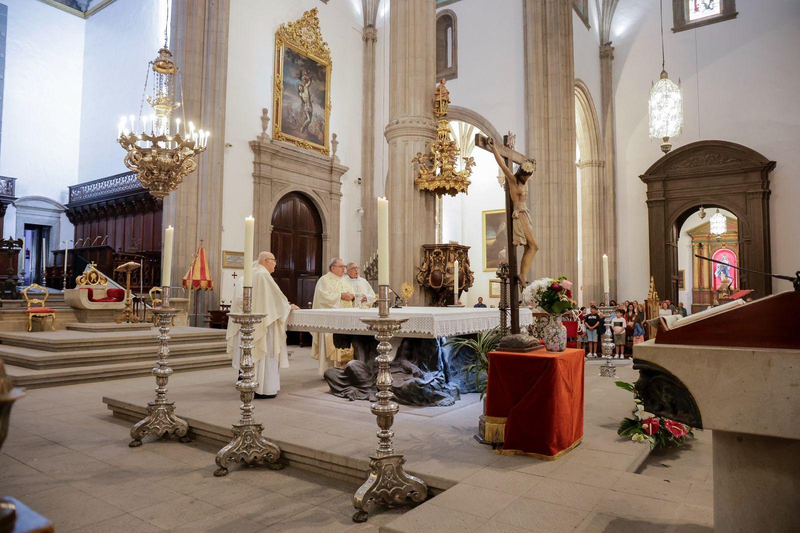 Los fieles acompañan a la Virgen del Pino en la catedral