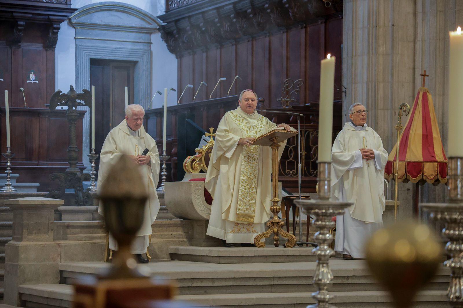 Los fieles acompañan a la Virgen del Pino en la catedral