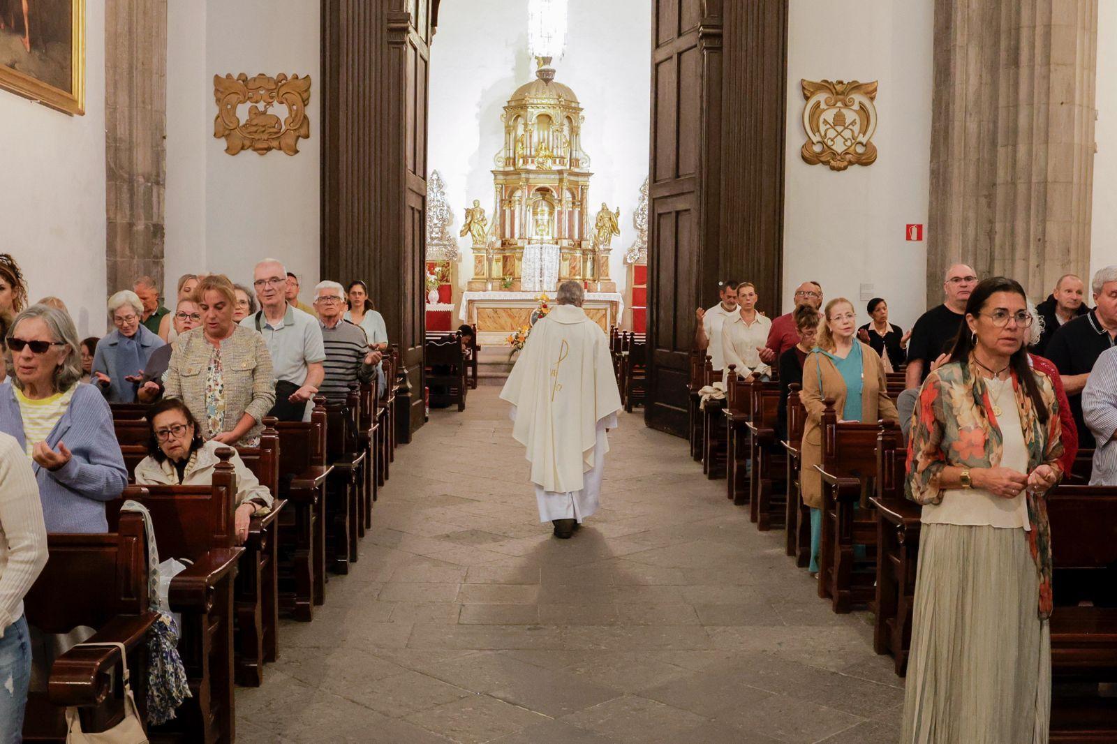 Los fieles acompañan a la Virgen del Pino en la catedral