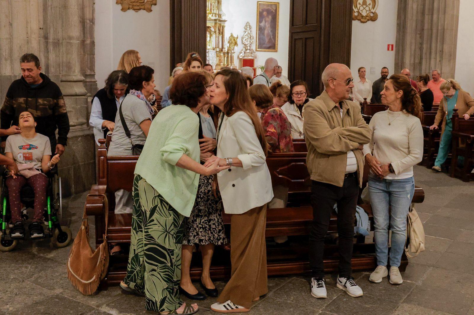 Los fieles acompañan a la Virgen del Pino en la catedral