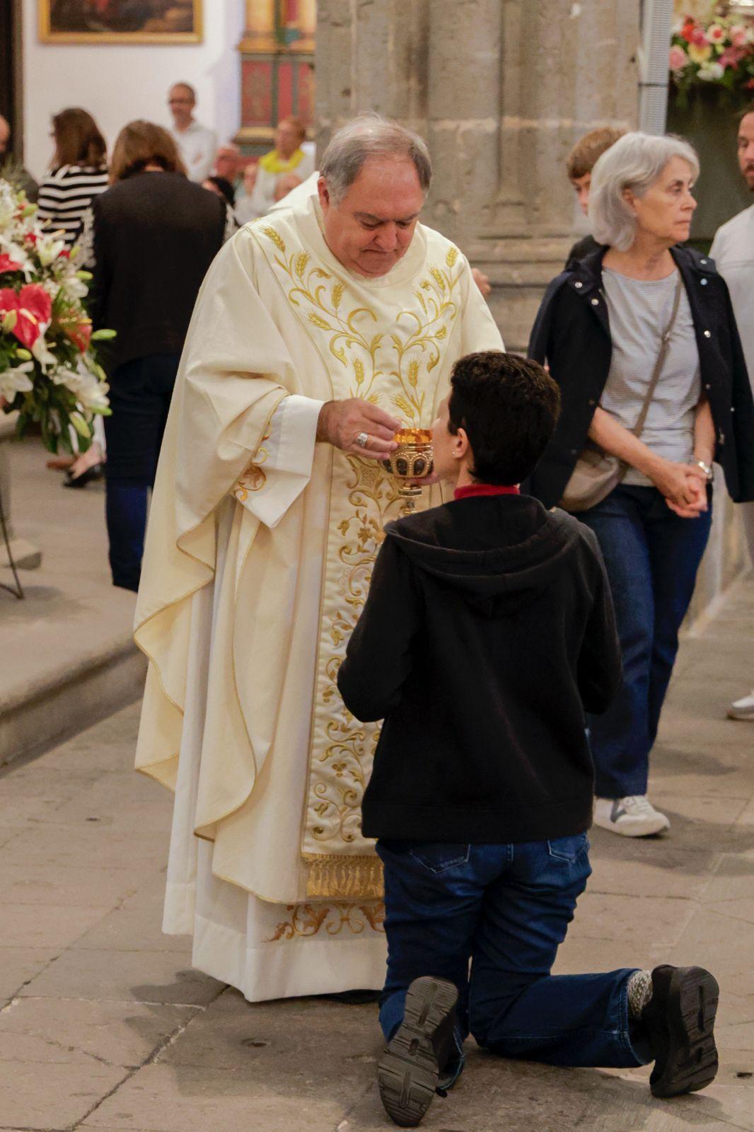 Los fieles acompañan a la Virgen del Pino en la catedral