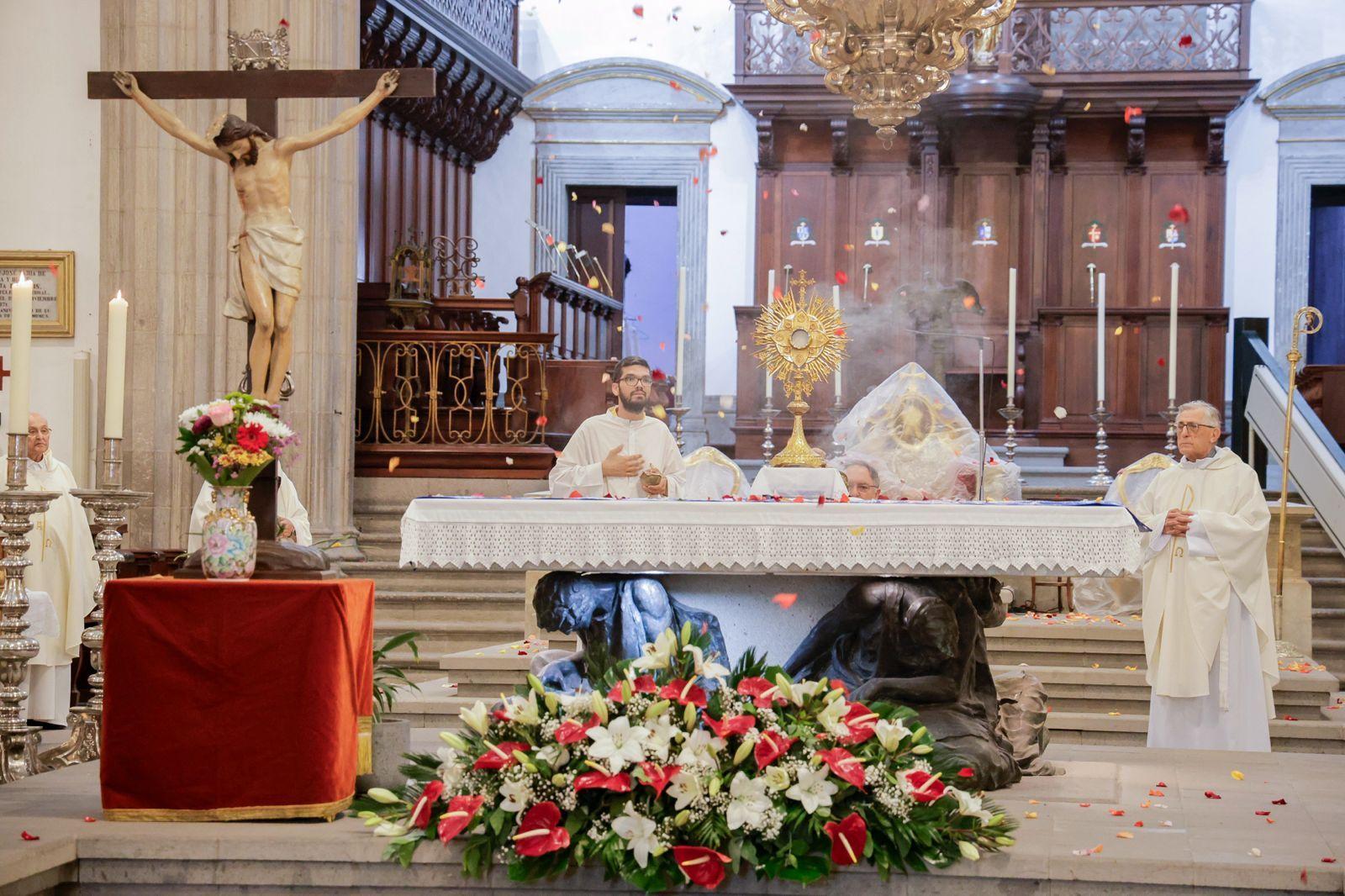 Los fieles acompañan a la Virgen del Pino en la catedral