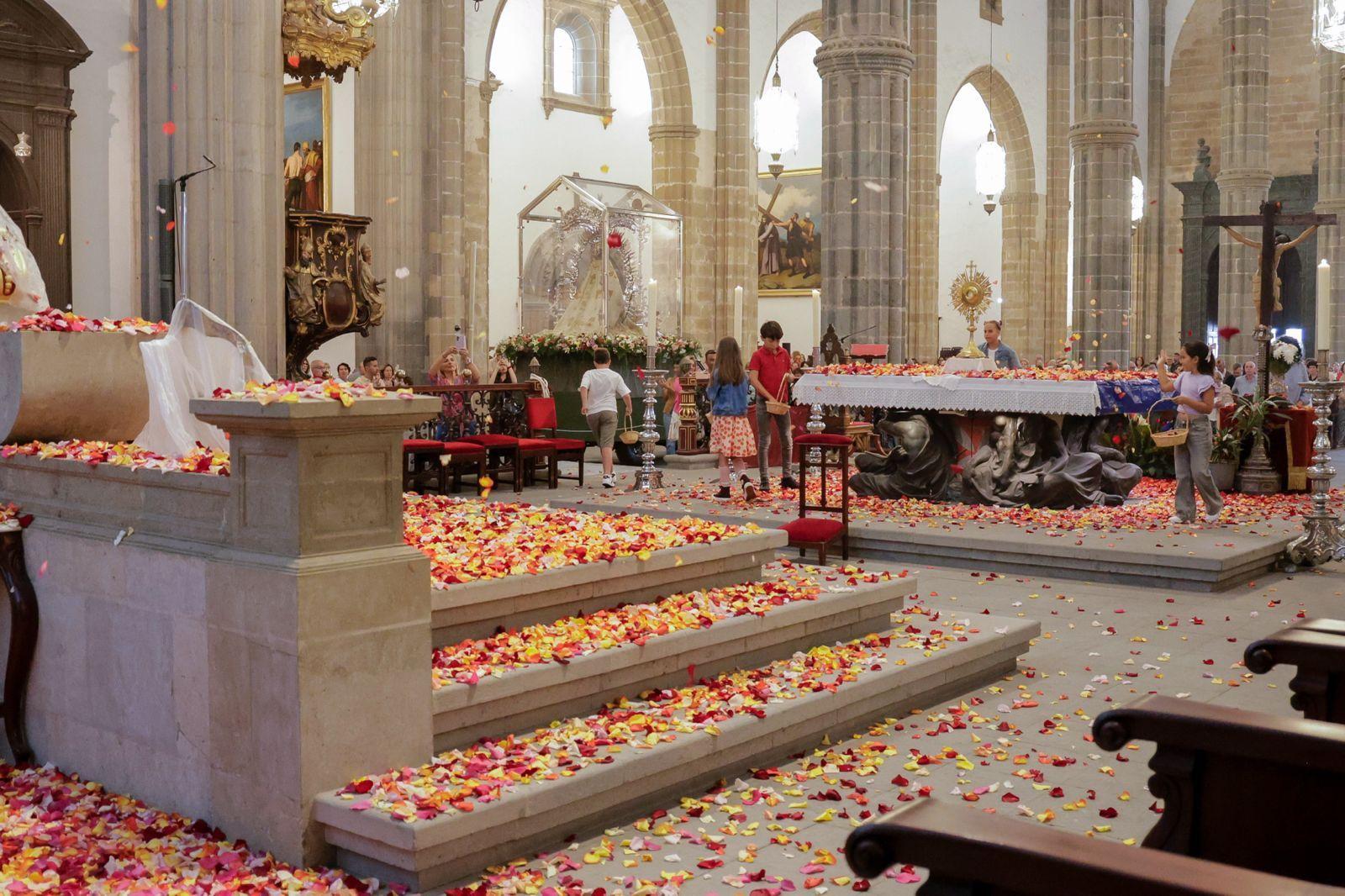 Los fieles acompañan a la Virgen del Pino en la catedral