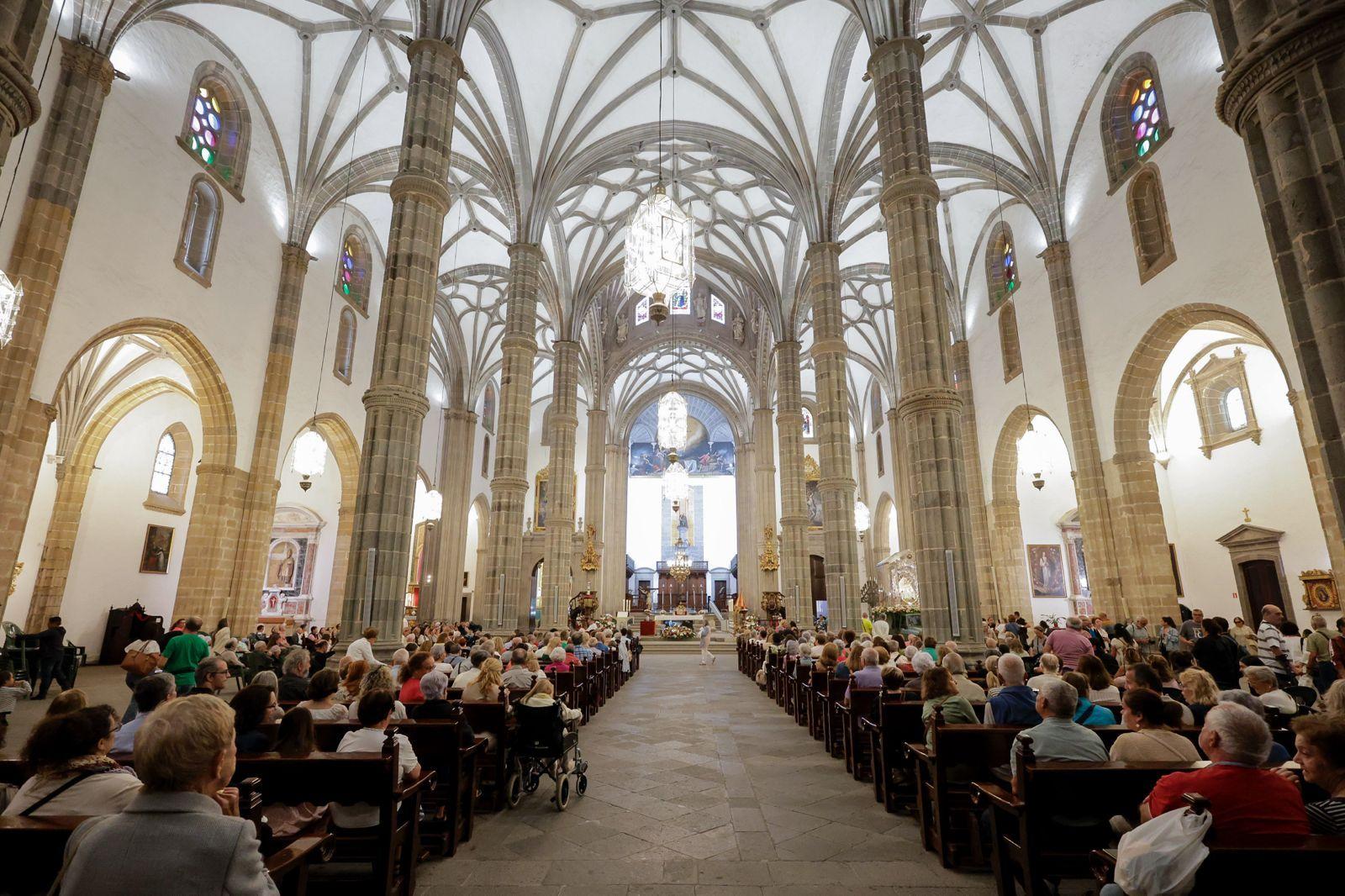 Los fieles acompañan a la Virgen del Pino en la catedral