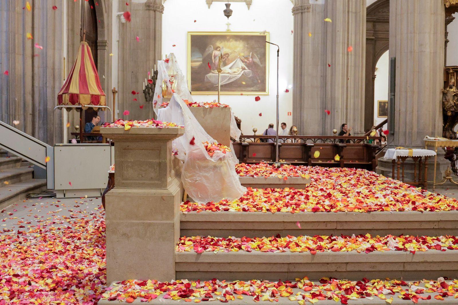 Los fieles acompañan a la Virgen del Pino en la catedral