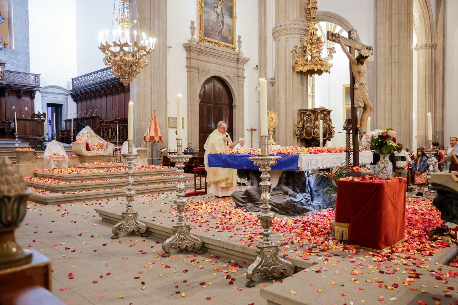 Los fieles acompañan a la Virgen del Pino en la catedral
