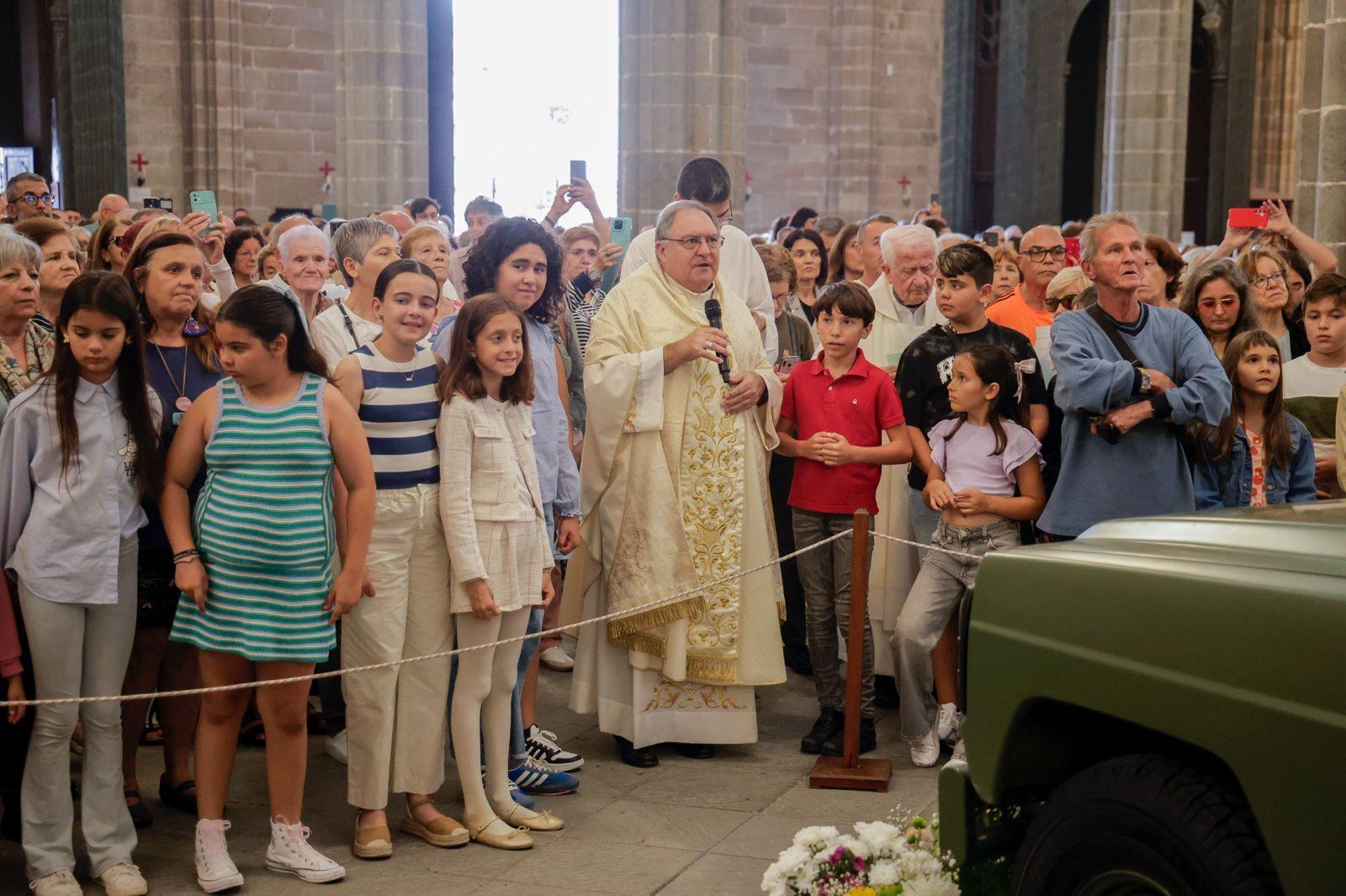 Los fieles acompañan a la Virgen del Pino en la catedral