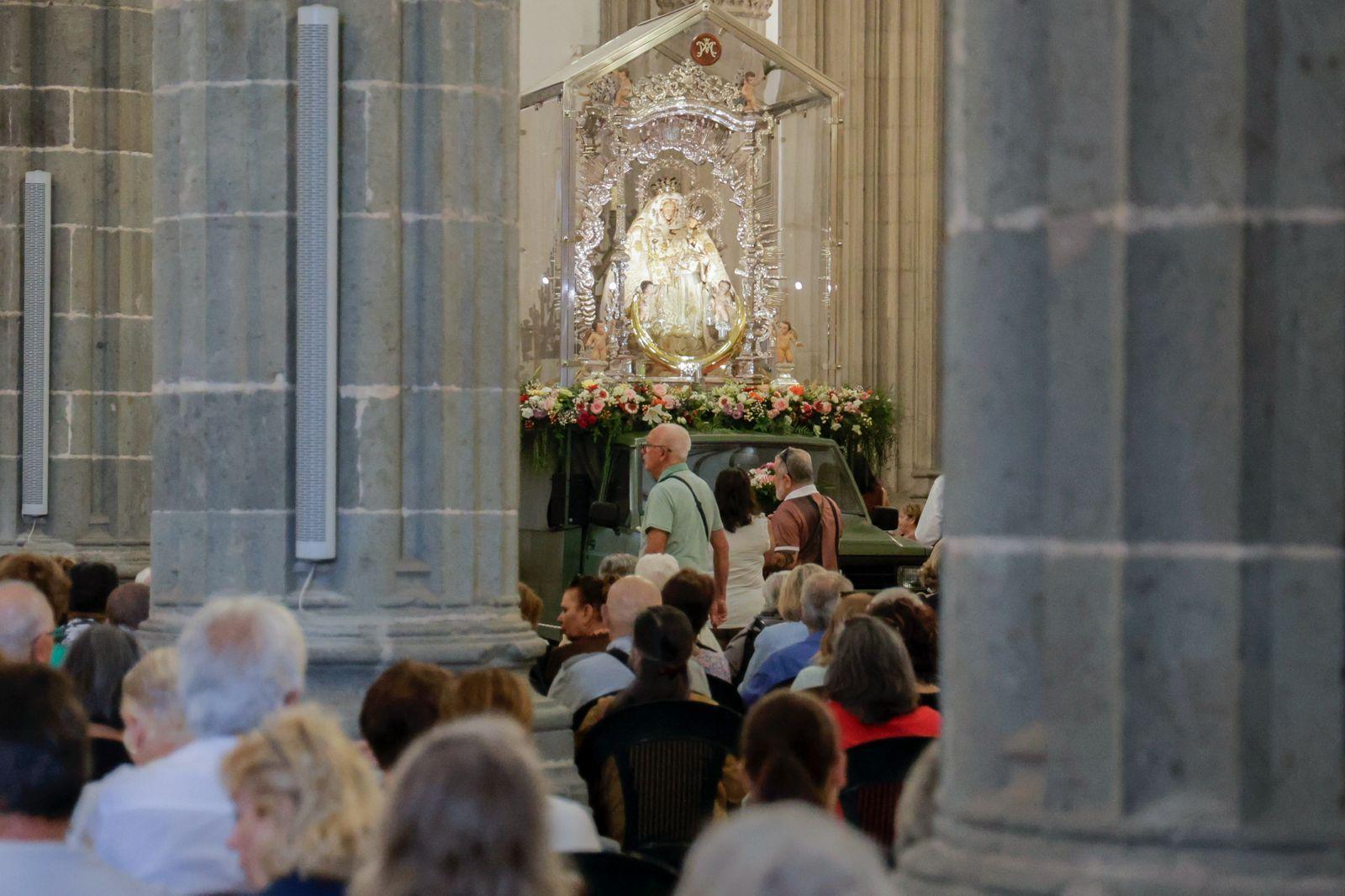 Los fieles acompañan a la Virgen del Pino en la catedral