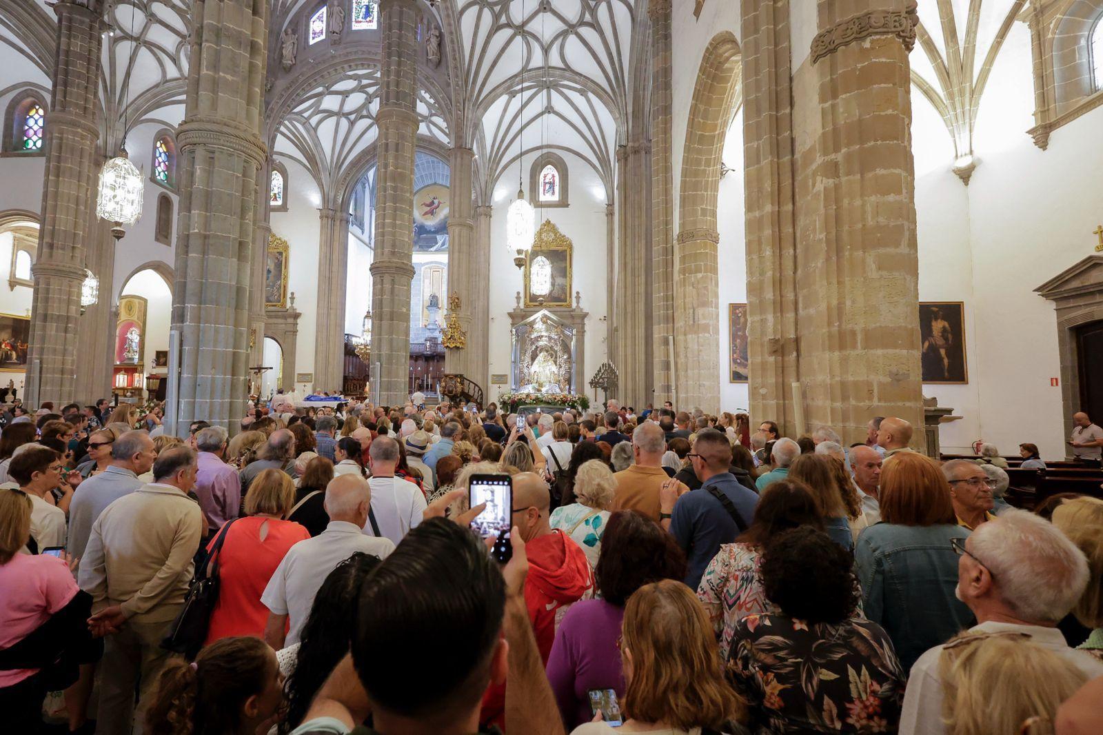Los fieles acompañan a la Virgen del Pino en la catedral