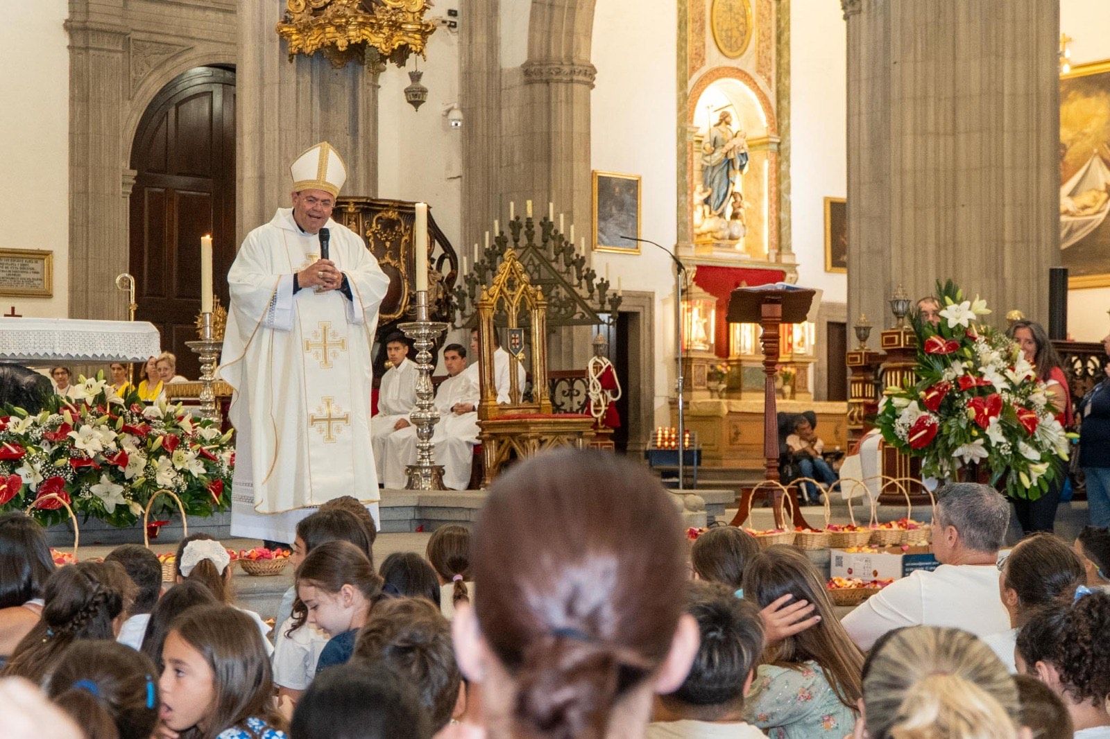 Los fieles acompañan a la Virgen del Pino en la catedral
