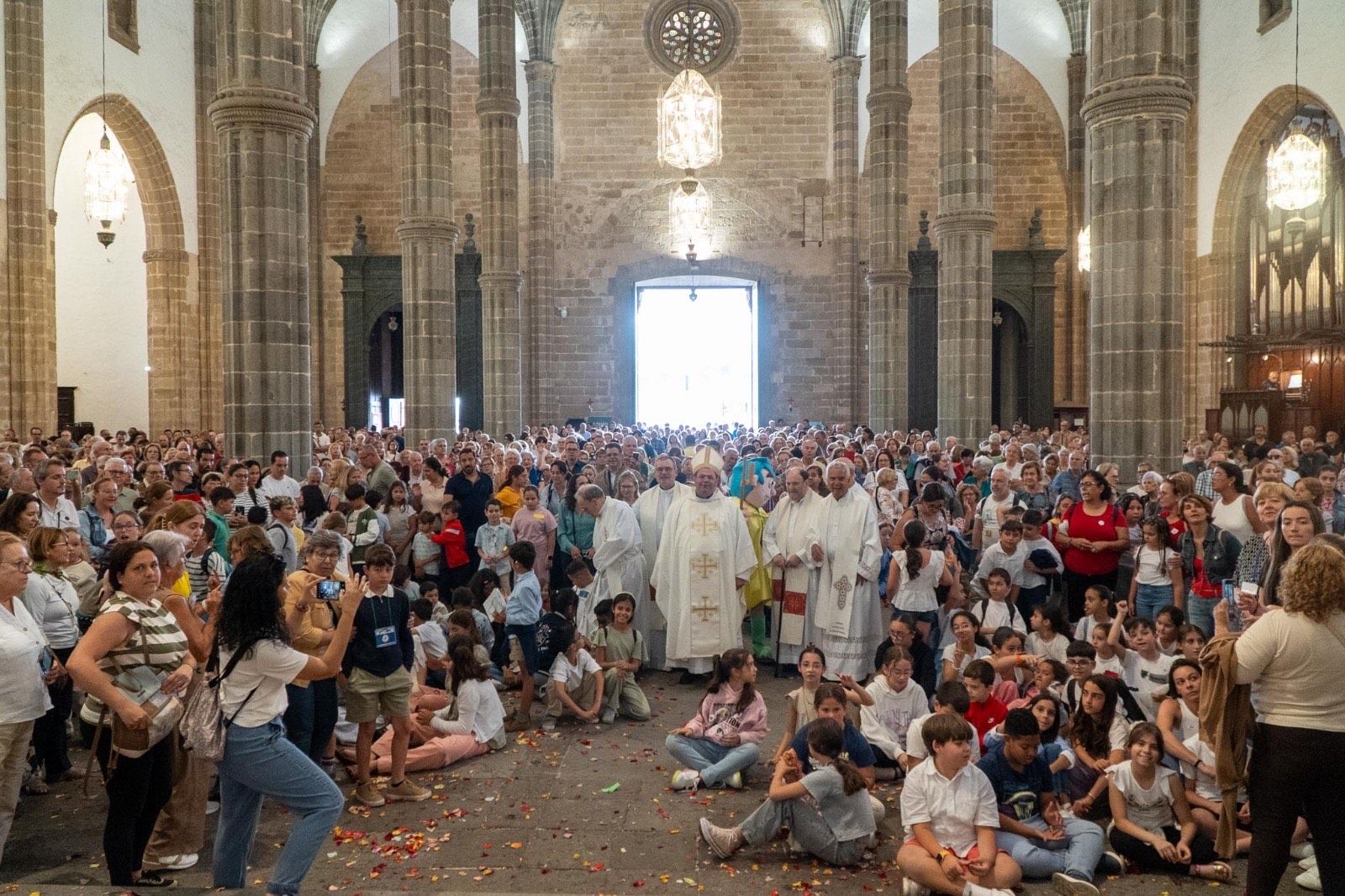 Los fieles acompañan a la Virgen del Pino en la catedral