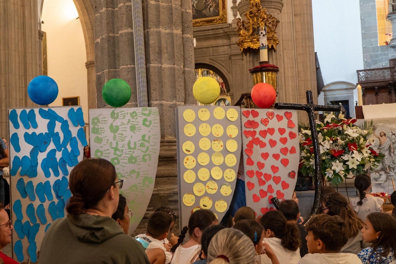 Los fieles acompañan a la Virgen del Pino en la catedral