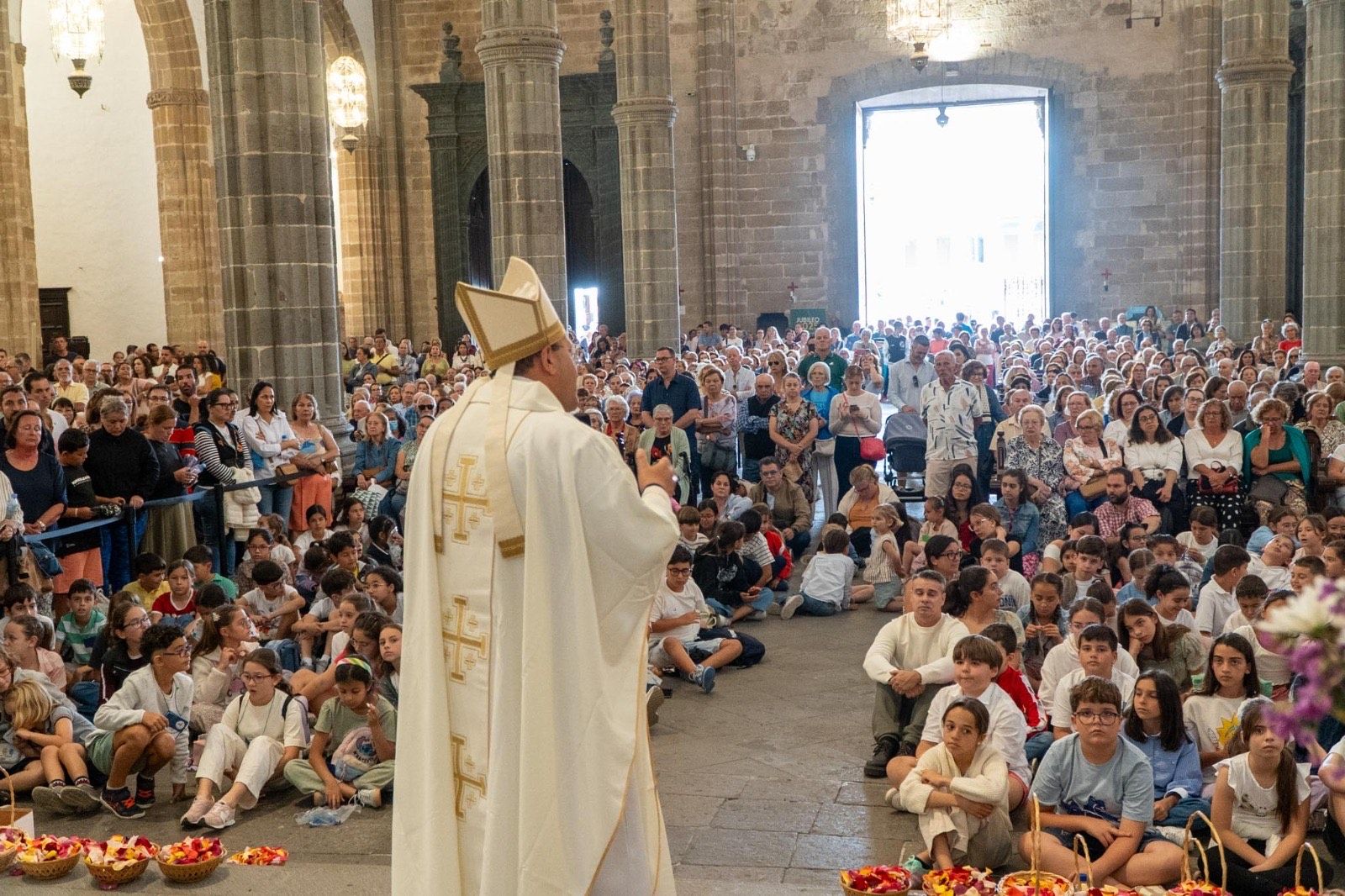 Los fieles acompañan a la Virgen del Pino en la catedral