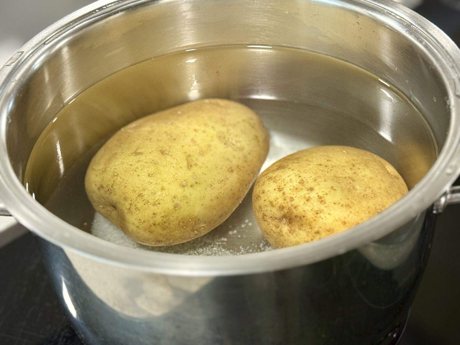 Calentamos las papas en agua con su piel