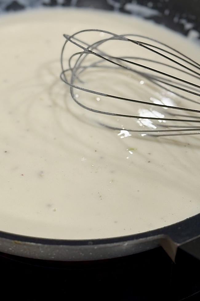 Vertemos la leche y cuajamos la bechamel
