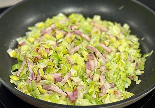 Añadimos y salteamos el bacon