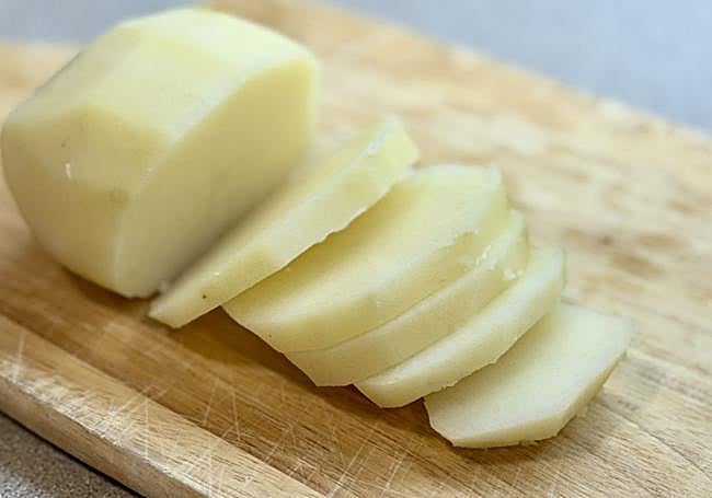 Cortamos las papas en rodajas