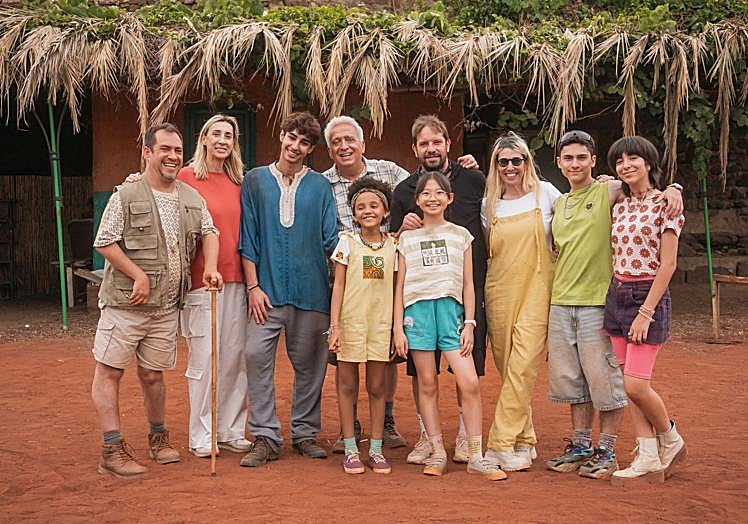 Foto de familia de los actores, el director y las productoras, durante el rodaje