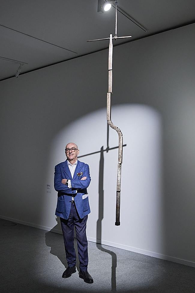 Alfonso de la Torre, junto a una de las piezas de la muestra en el Niemeyer.