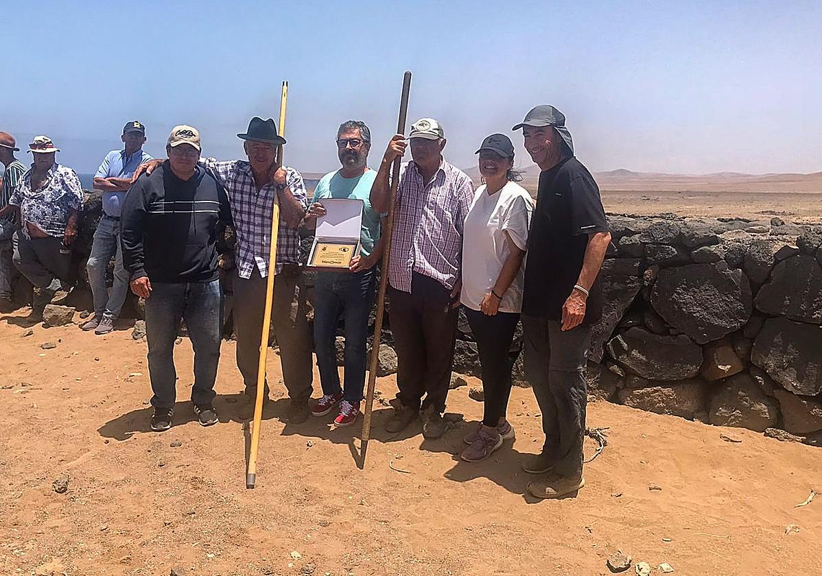 Los dos comisionados flanquean al trabajador insular Antonio Curbelo durante el reconocimiento en la costa ganadera de Puerto del Rosario.