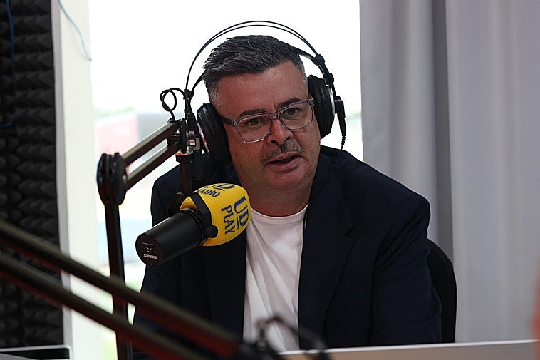 Imagen de Lito Jiménez en el estudio en una jornada de directo.