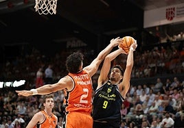 Brussino intenta anotar ante la defensa de Puerto.