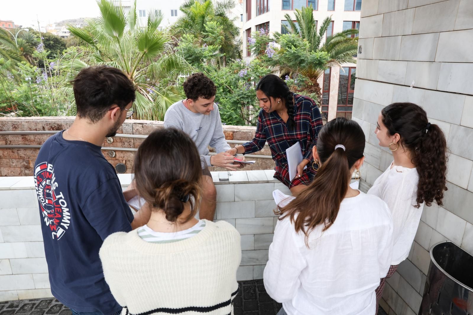 Imagen principal - Jornada de repaso para la selectividad en la Biblioteca Pública.