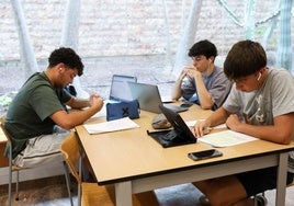 Tres estudiantes hincan codos en la Biblioteca Pública del Estado de la capital grancanaria para la PAU.