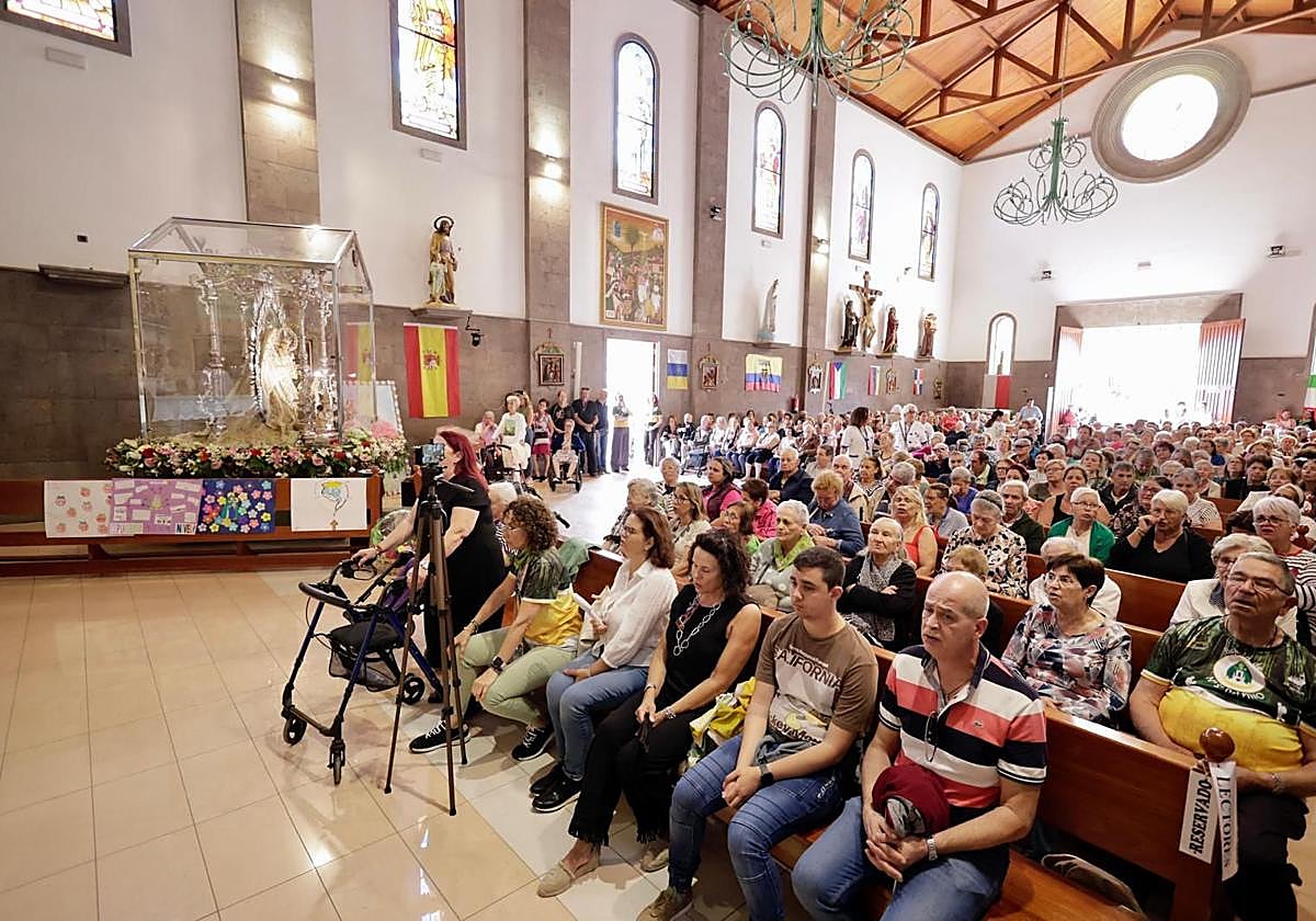 La virgen del Pino visita a los mayores de Vecindario