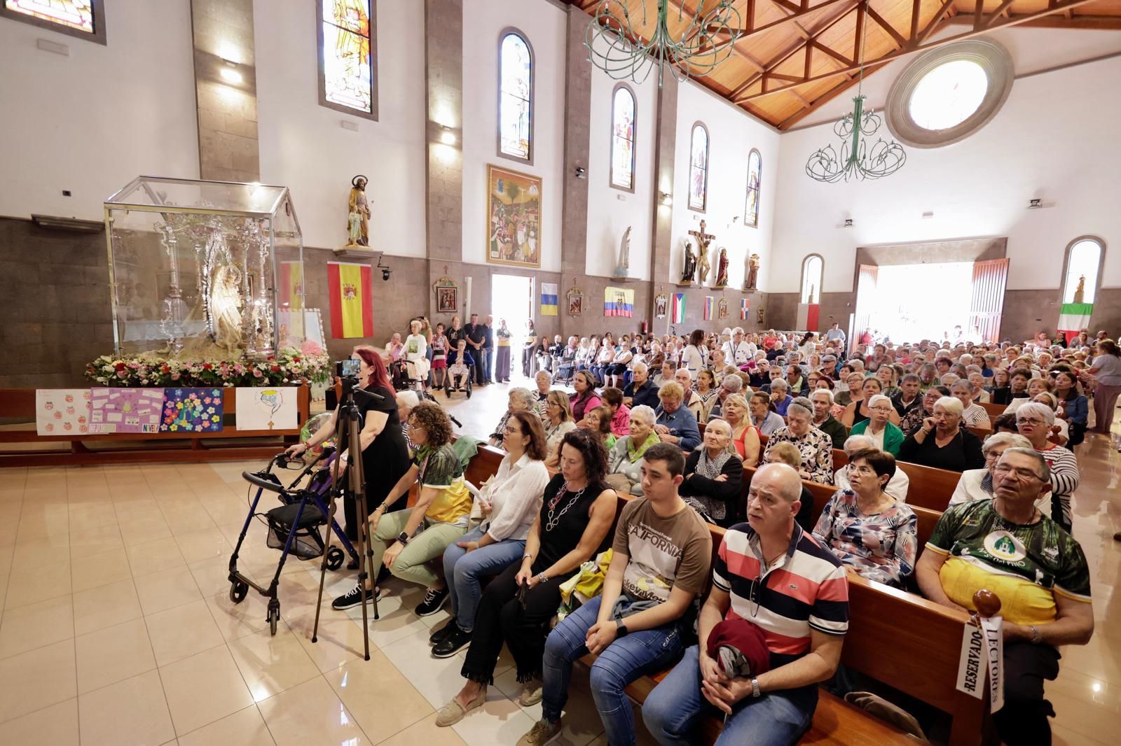 La virgen del Pino visita a los mayores de Vecindario