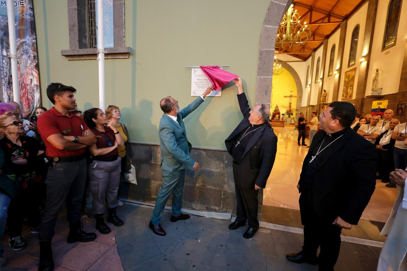 Acto institucional, autoridades, placa y ambiente