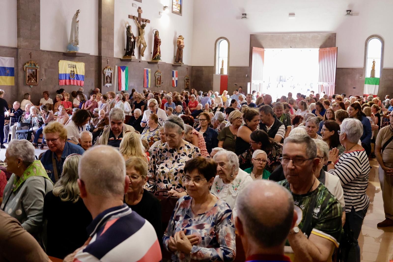 La virgen del Pino visita a los mayores de Vecindario