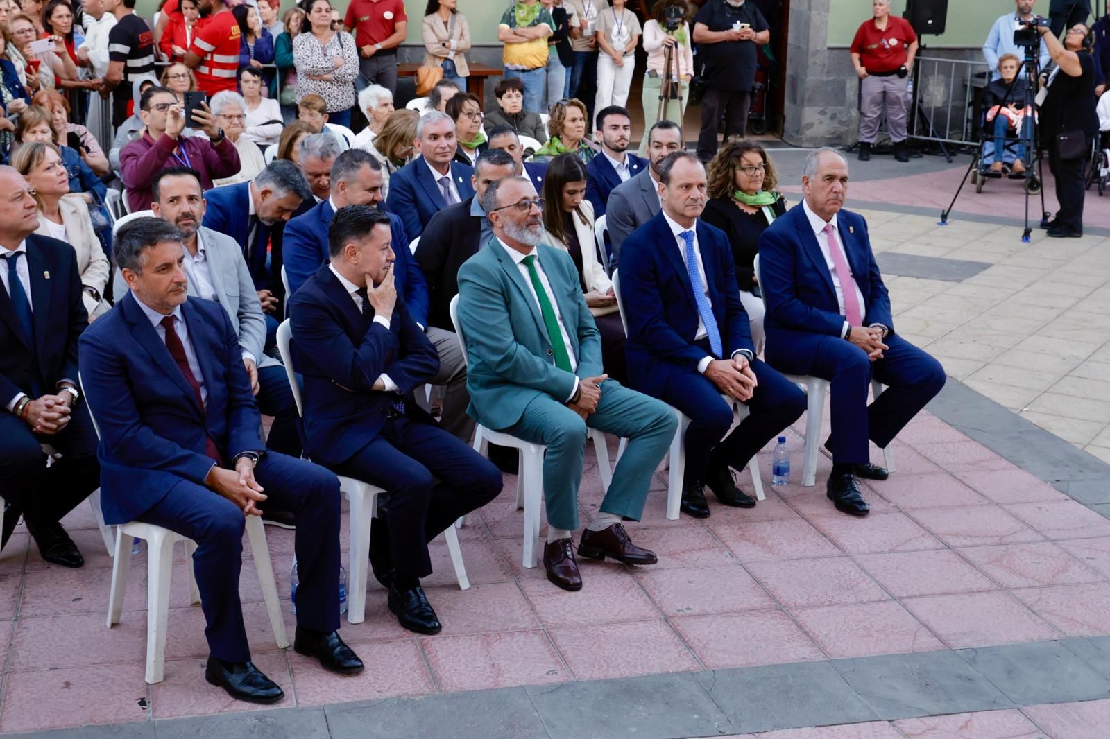 Acto institucional, autoridades, placa y ambiente