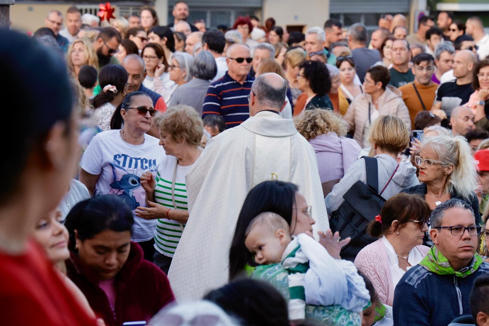 Acto institucional, autoridades, placa y ambiente