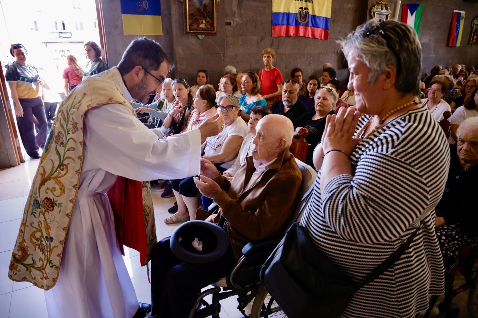 La virgen del Pino visita a los mayores de Vecindario