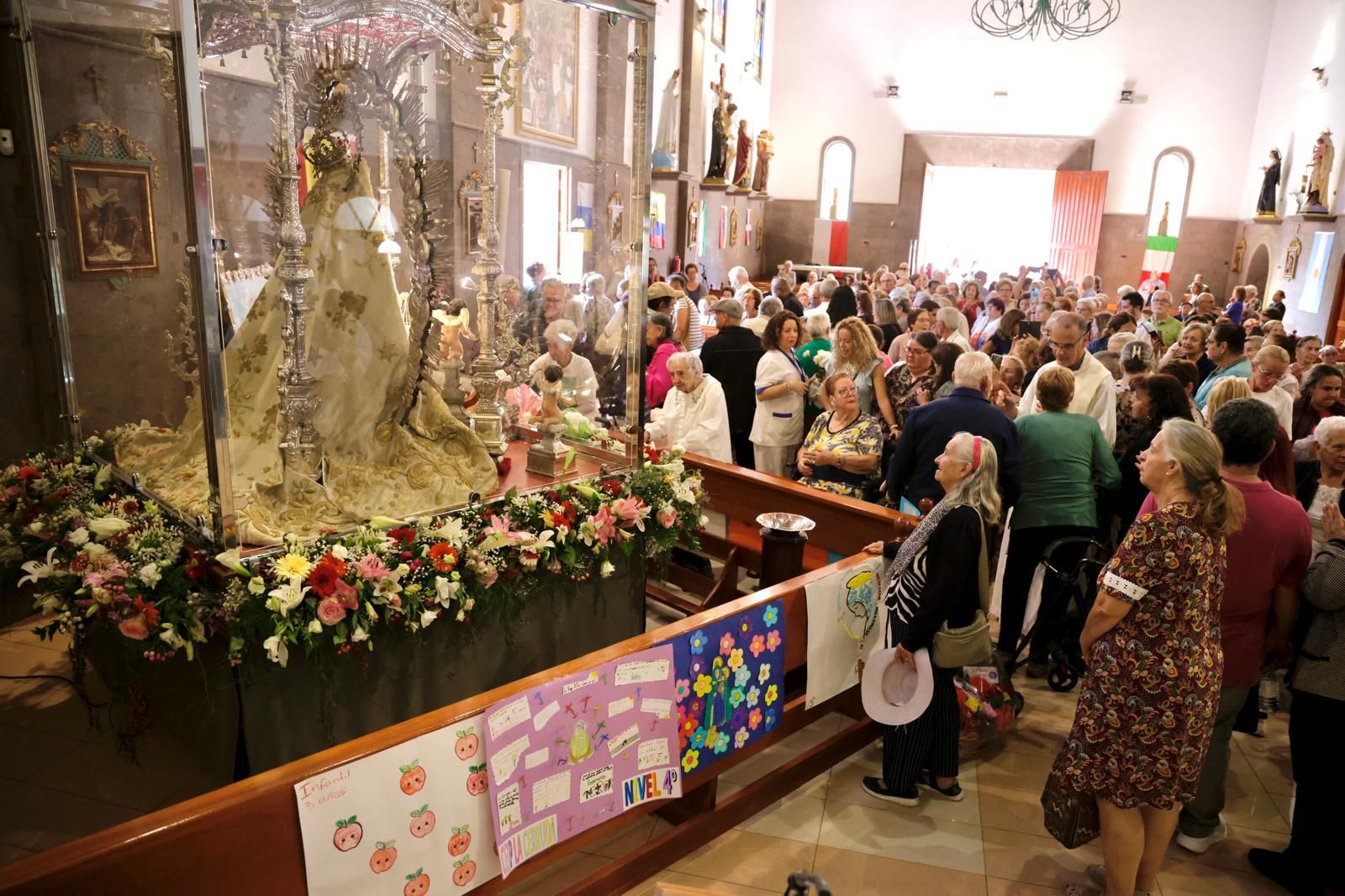 La virgen del Pino visita a los mayores de Vecindario
